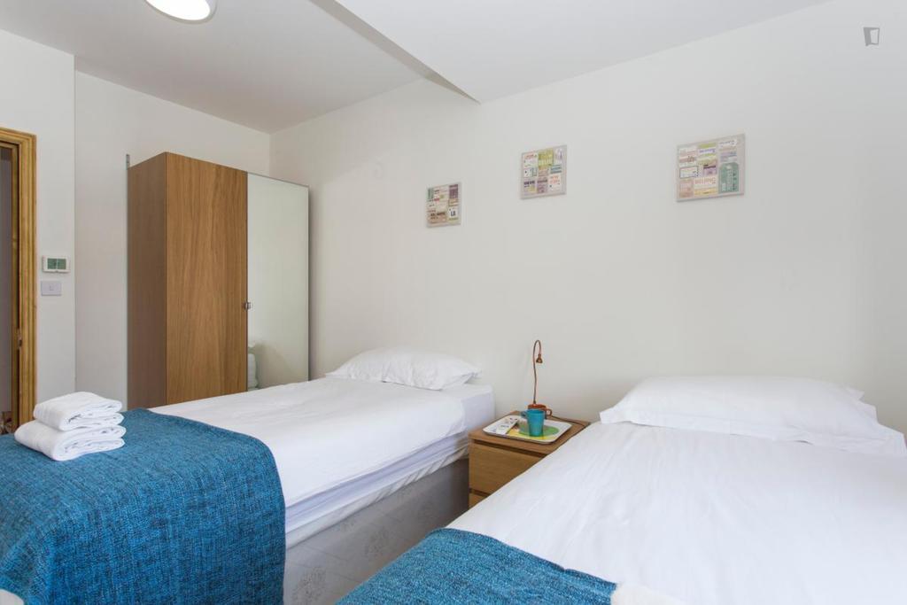 406 Harrow London Room photo