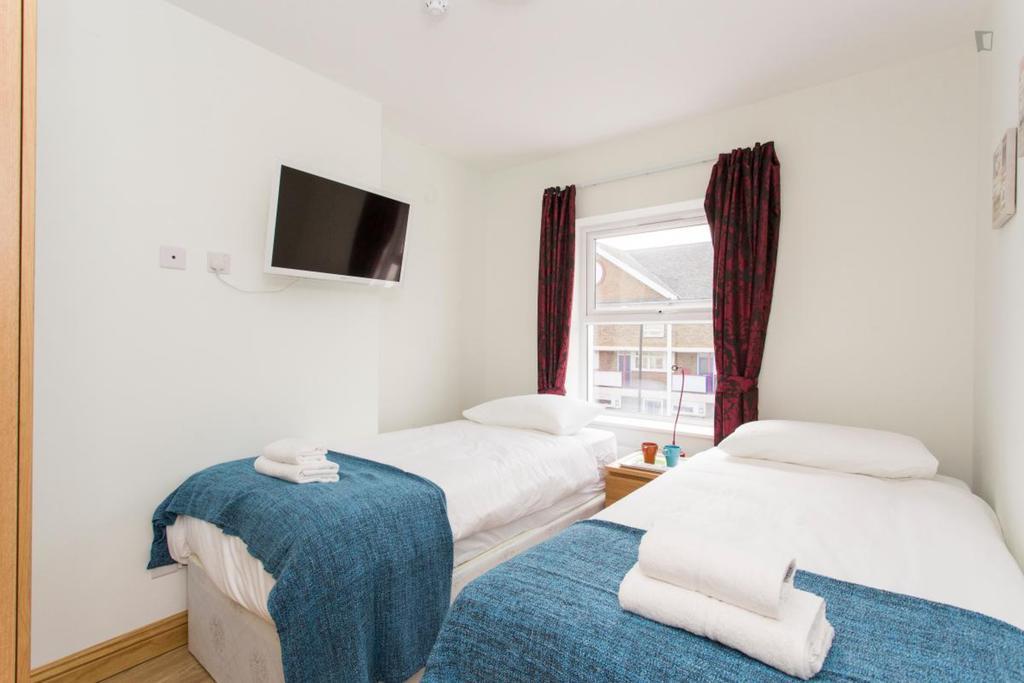406 Harrow London Room photo