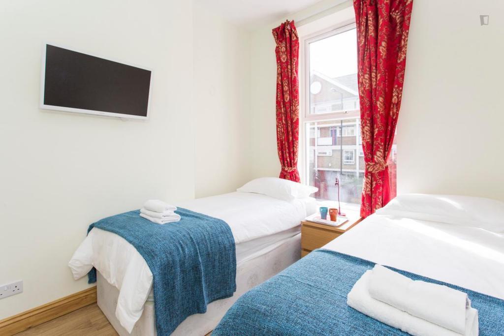406 Harrow London Room photo