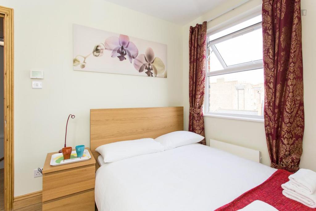 406 Harrow London Room photo