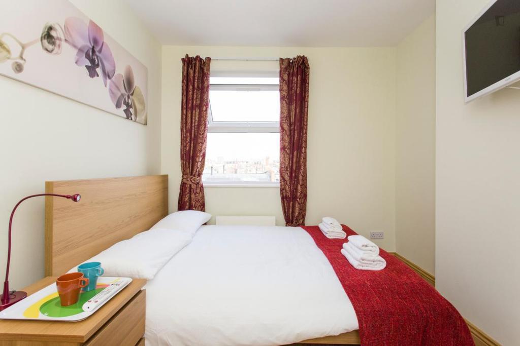 406 Harrow London Room photo